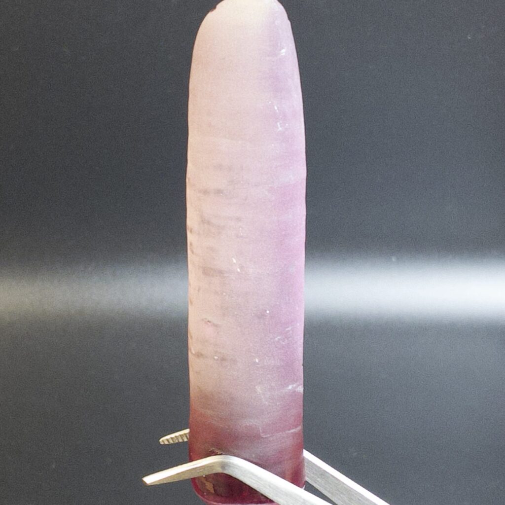 Alternative view of Rubin · Rohstein zum Facettieren · 331 ct · Synthetisch · Rubinrot