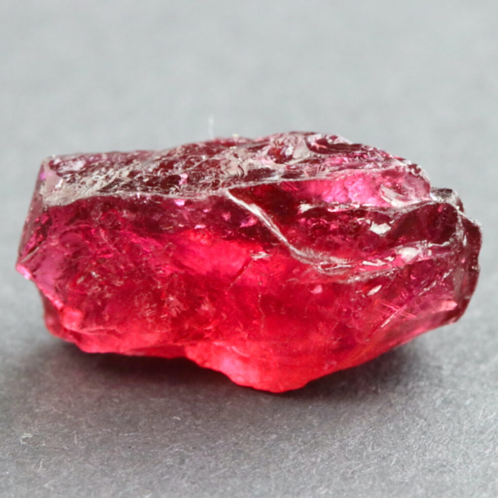 Alternative view of Rubellit-Turmalin · Rohstein zum Facettieren · 14,3 ct · Unbehandelt · Rötlich-rosa
