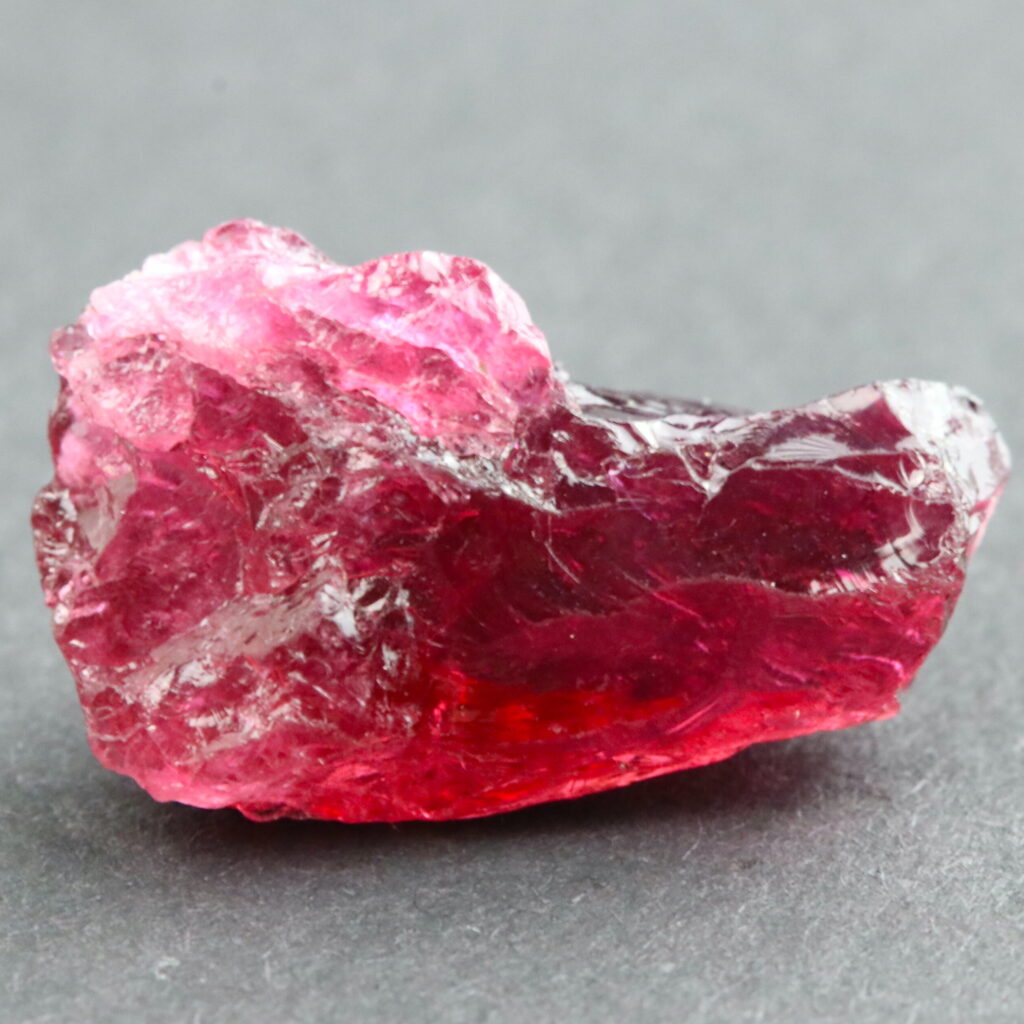 Alternative view of Rubellit-Turmalin · Rohstein zum Facettieren · 12,2 ct · Unbehandelt · Rötlich-Pink