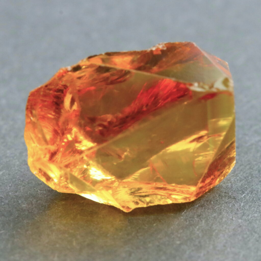 Alternative view of Honig-Citrin · Rohstein zum Facettieren · 16,2 ct · Erhitzt · Gelb-orange