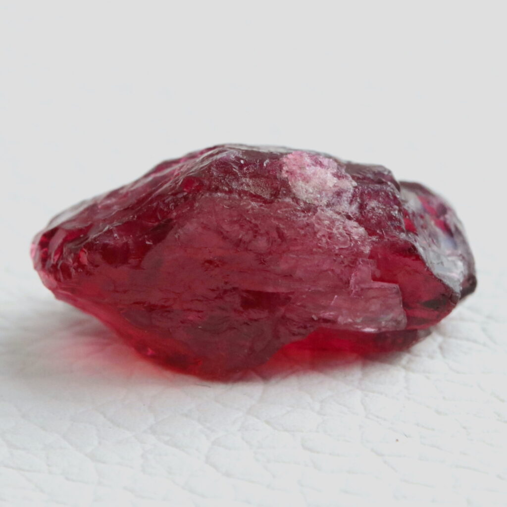 Rubellit-Turmalin · Rohstein zum Facettieren · 14,3 ct · Unbehandelt · Rötlich-rosa