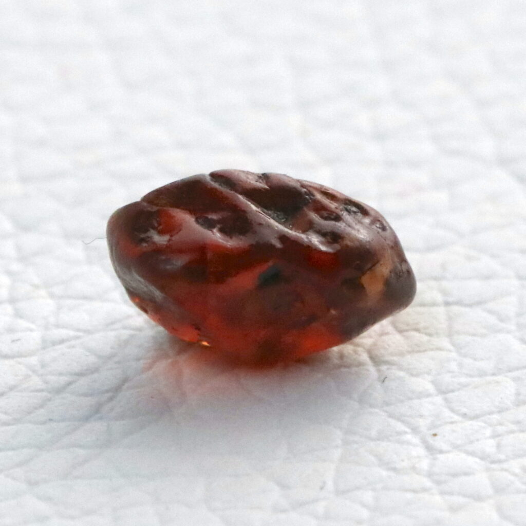 Orange-roter Saphir