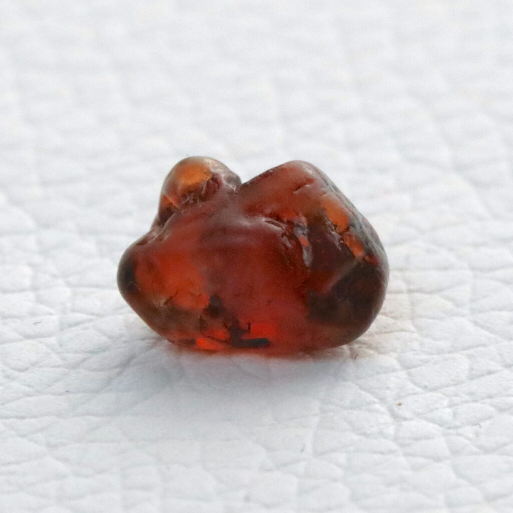 Orange-roter Saphir
