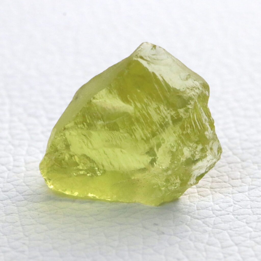 Alternative view of Zitronenquarz · Rohstein zum Facettieren · 25,1 ct · Farbverstärkt · Limettengrün