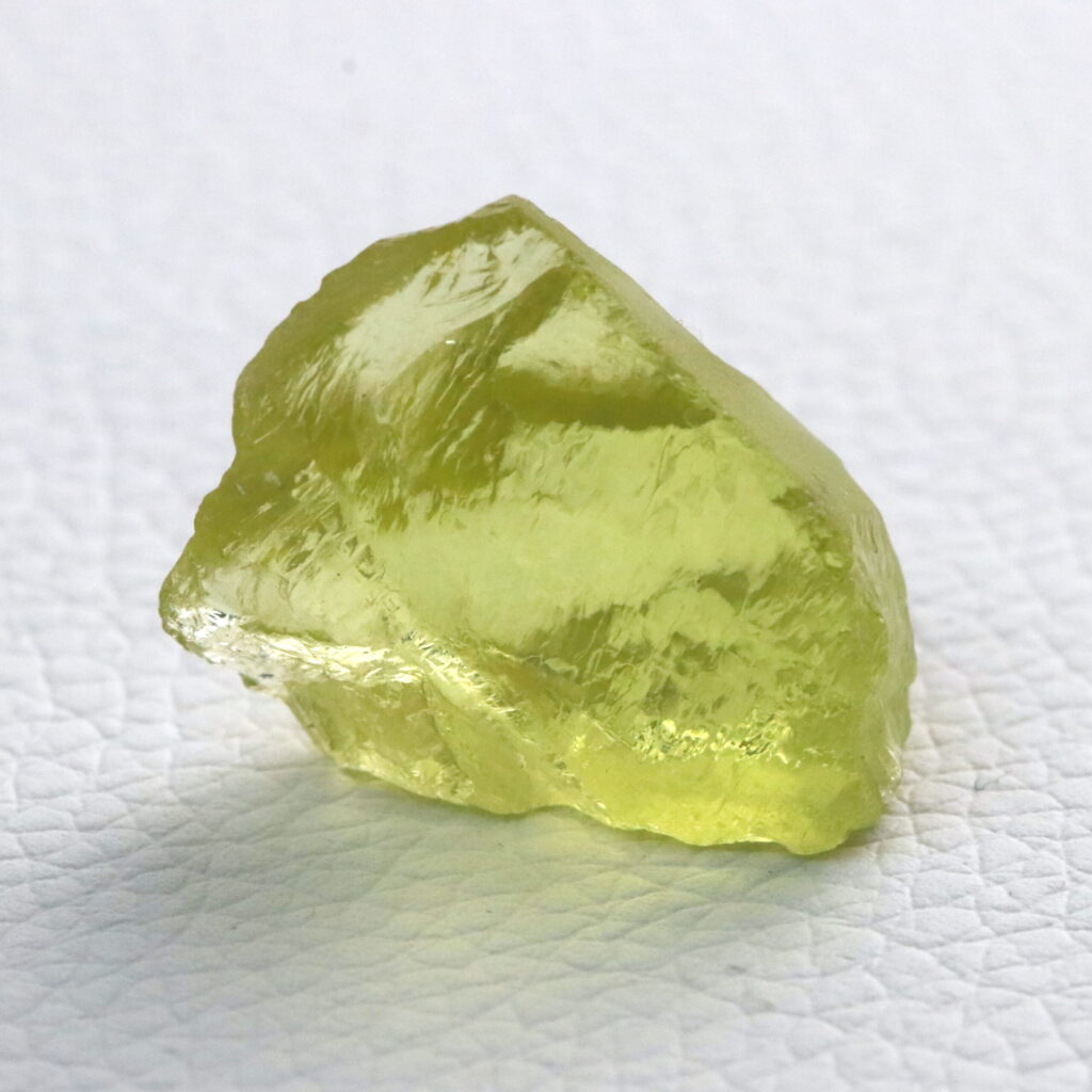 Zitronenquarz · Rohstein zum Facettieren · 25,1 ct · Farbverstärkt · Limettengrün
