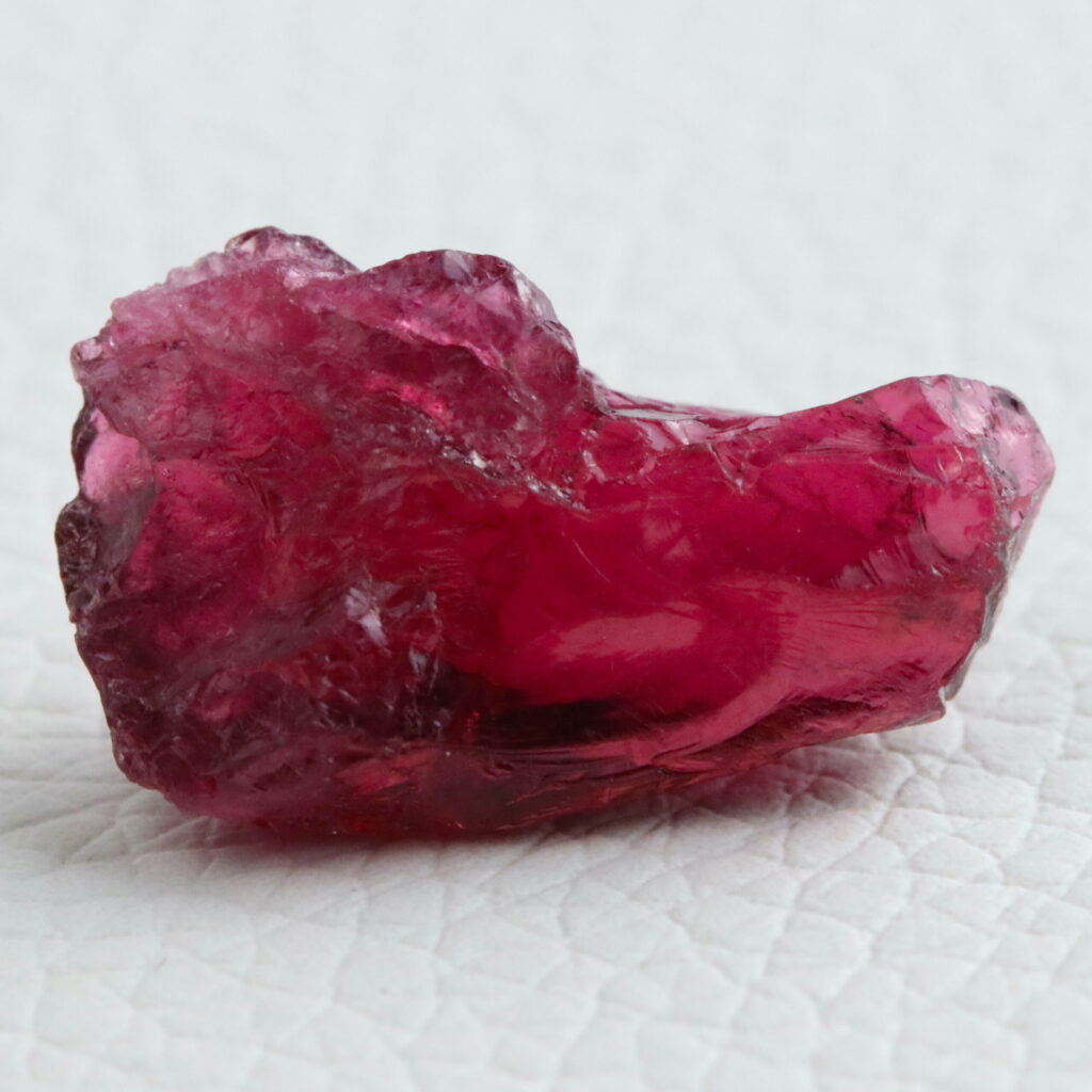 Rubellit-Turmalin · Rohstein zum Facettieren · 12,2 ct · Unbehandelt · Rötlich-Pink