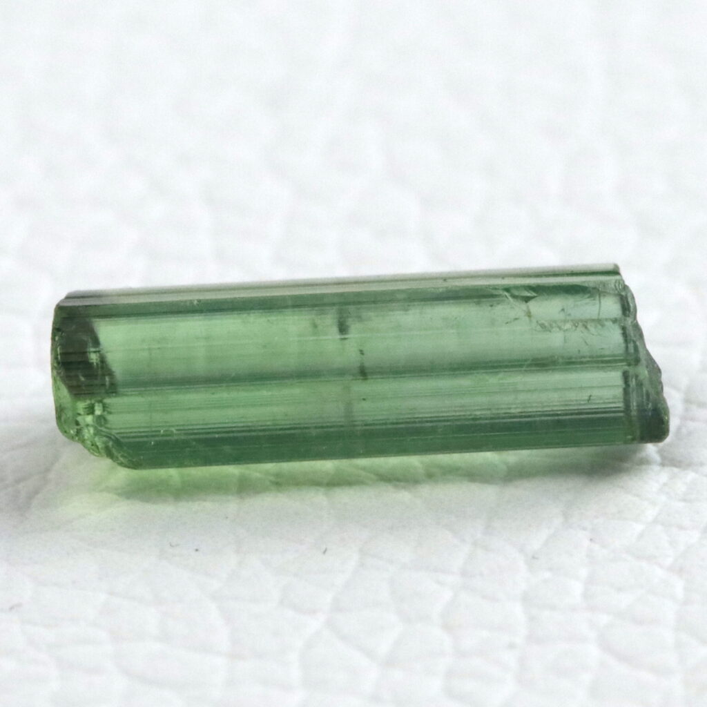Alternative view of Grüner Turmalin · Rohstein zum Facettieren · 5,2 ct · Unbehandelt
