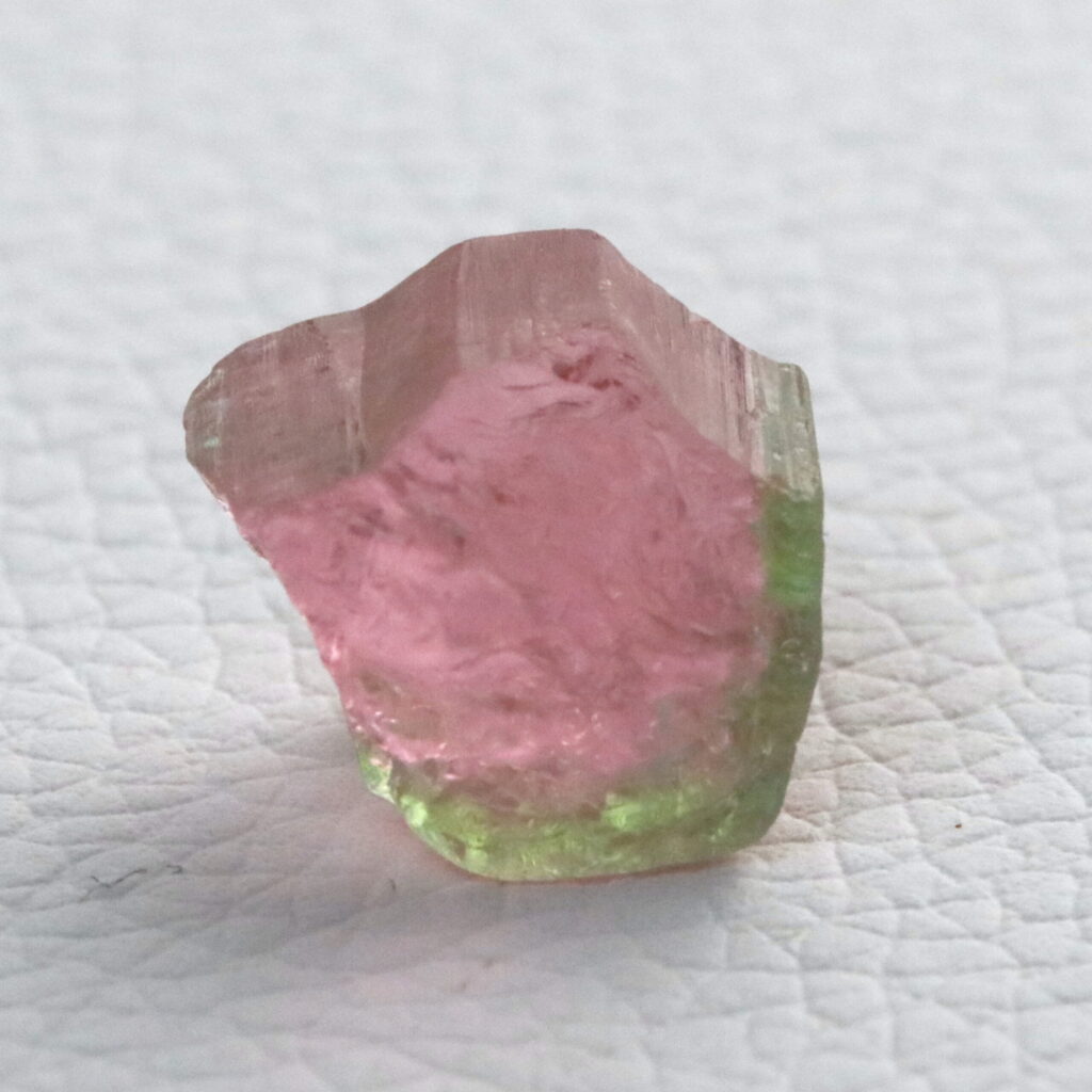 Alternative view of Wassermelonen-Turmalin · Rohstein zum Facettieren · 11,7 ct · Unbehandelt · Zweifarbig