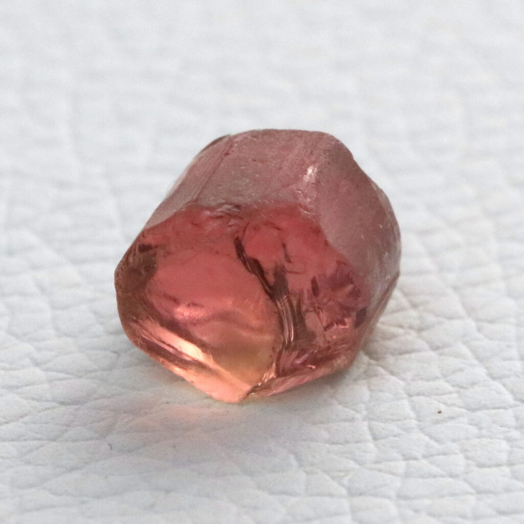Alternative view of Rosaminz-Turmalin · Rohstein zum Facettieren · 7,2 ct · Unbehandelt · Bicolor