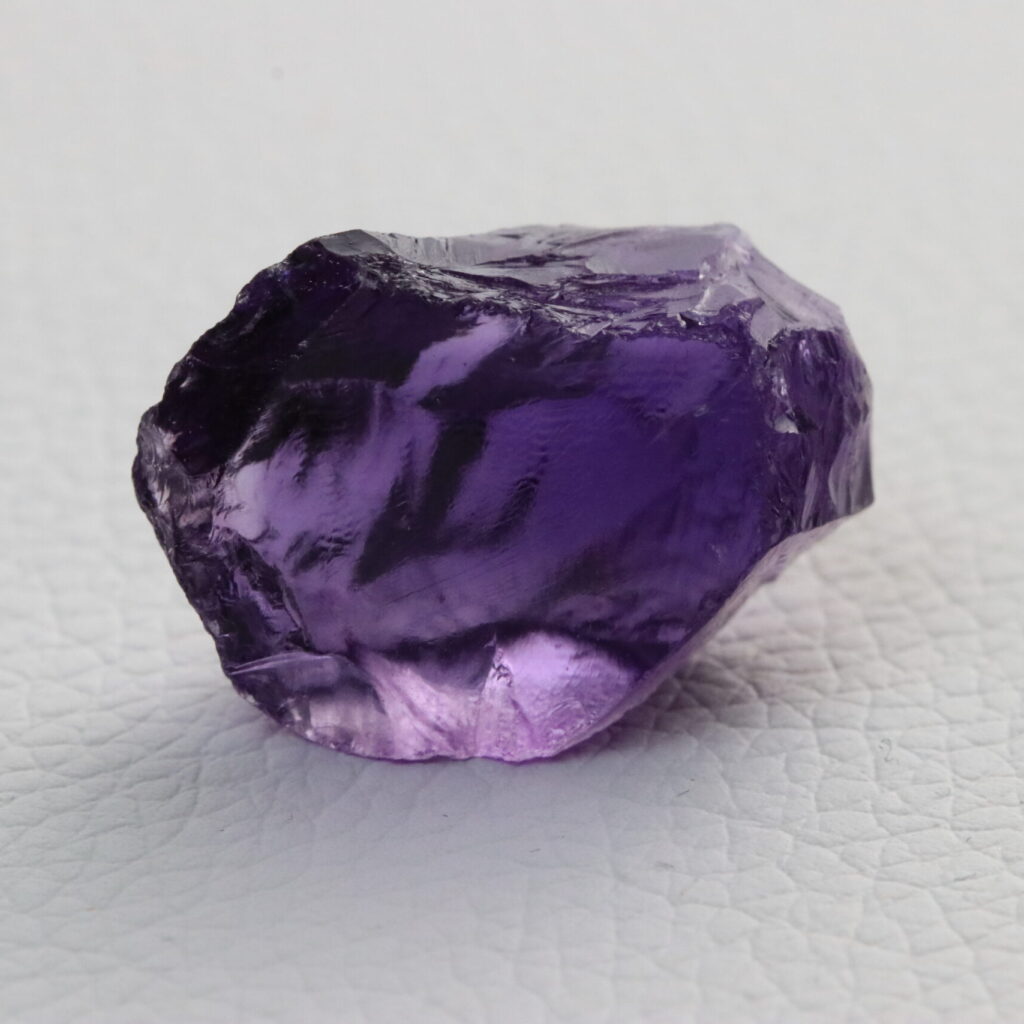 Alternative view of Amethyst · Rohstein zum Facettieren · 37,8 ct · Unbehandelt · Violett