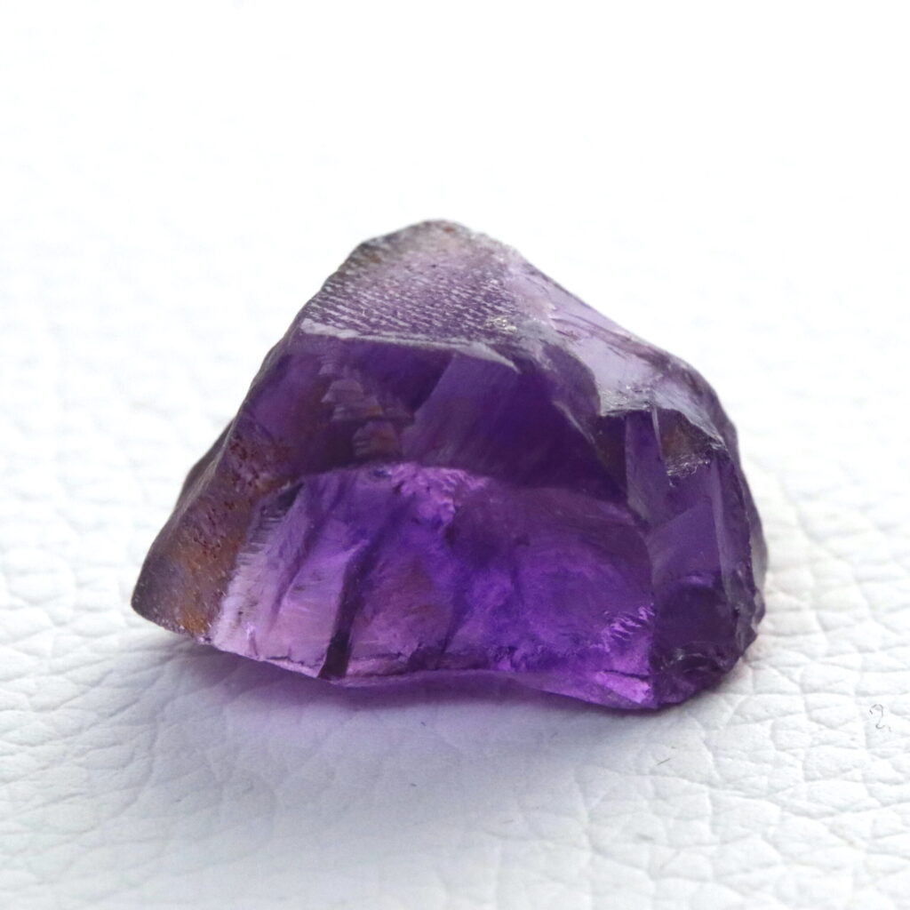 Amethyst · Rohstein zum Facettieren · 27,2 ct · Unbehandelt · Violett