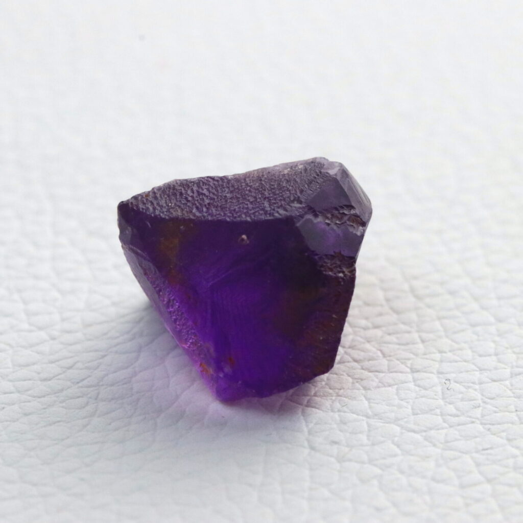 Alternative view of Amethyst · Rohstein zum Facettieren · 27,2 ct · Unbehandelt · Violett