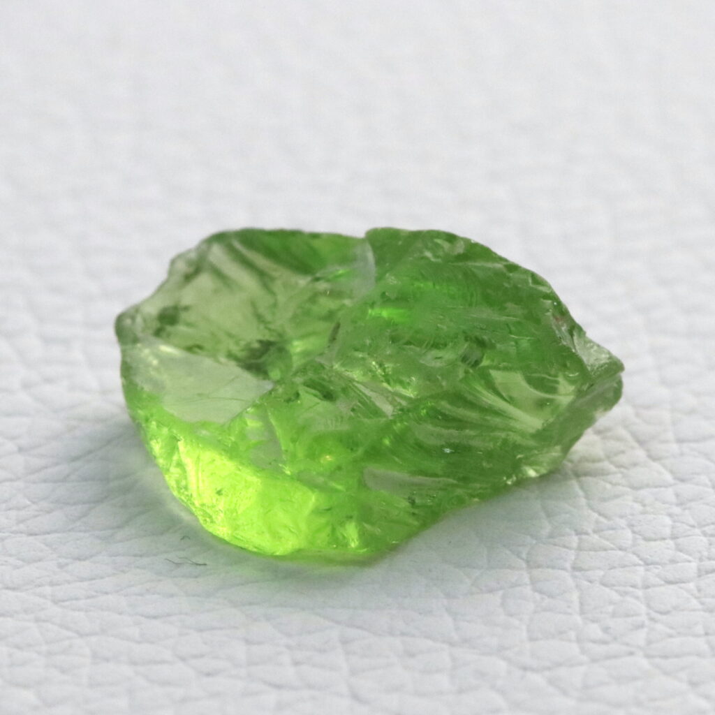 Alternative view of Apfelgrüner Peridot · Rohstein zum Facettieren · 16,1 ct · Unbehandelt