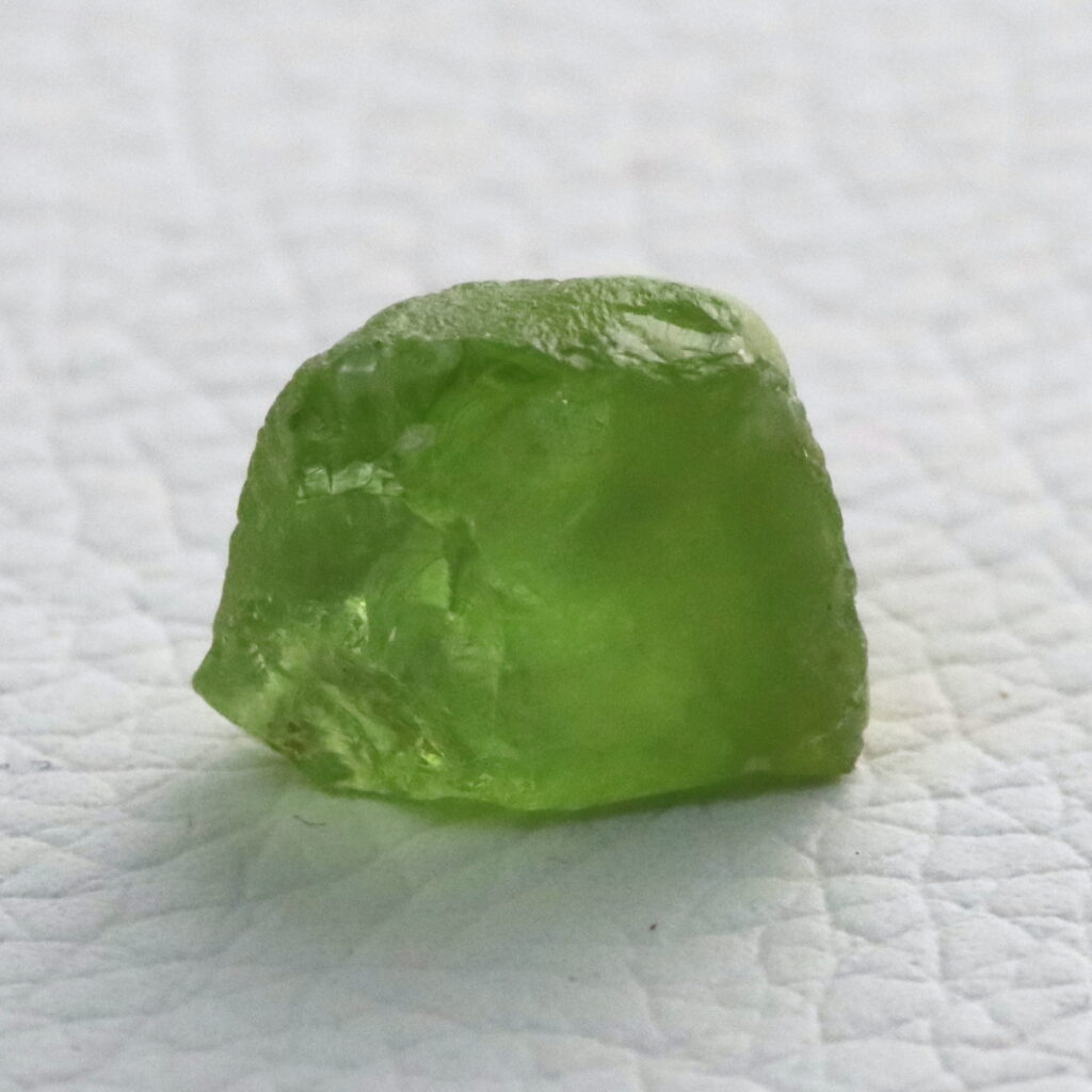 Alternative view of Apfelgrüner Peridot · Rohstein zum Facettieren · 7,0 ct · Unbehandelt