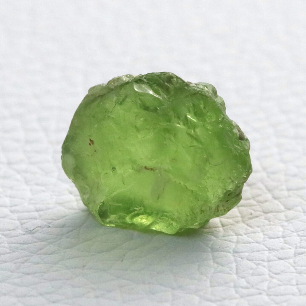 Apfelgrüner Peridot · Rohstein zum Facettieren · 11,0 ct · Unbehandelt