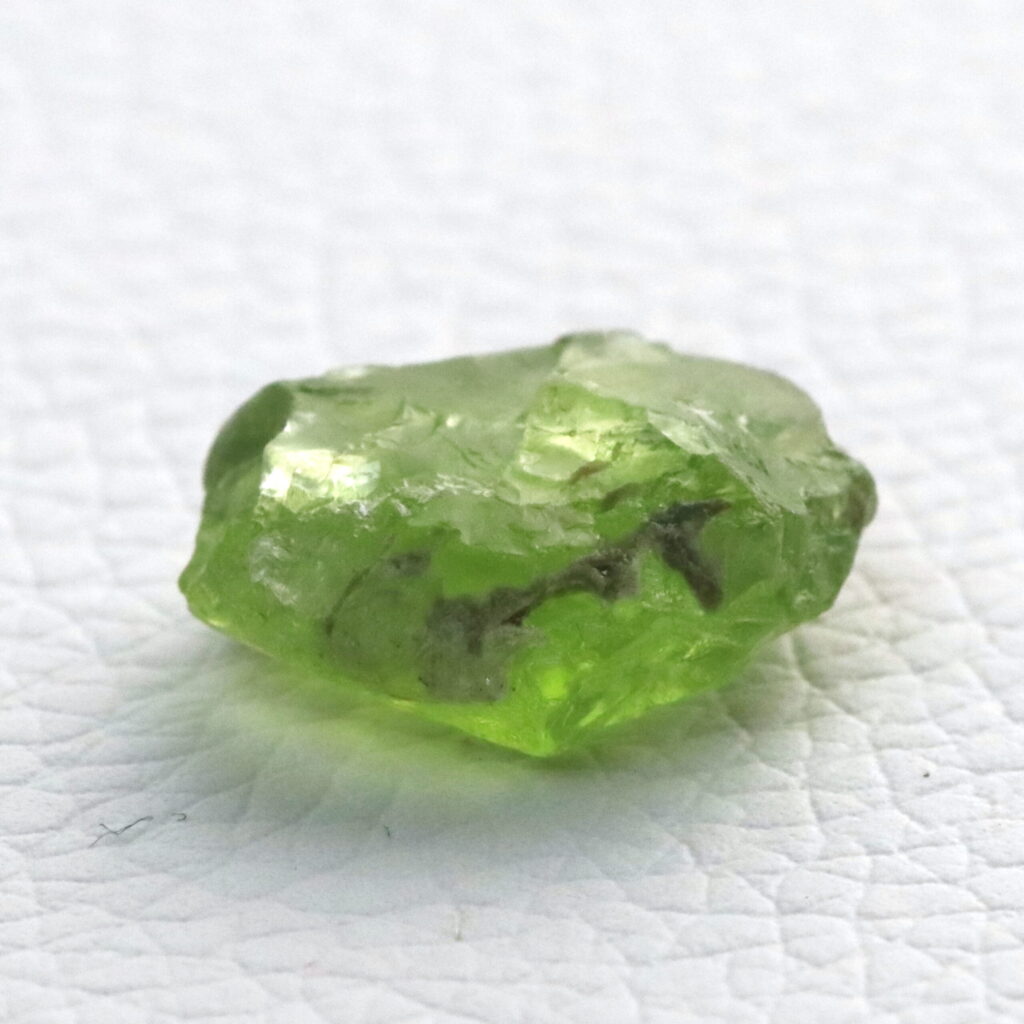 Alternative view of Apfelgrüner Peridot · Rohstein zum Facettieren · 11,0 ct · Unbehandelt