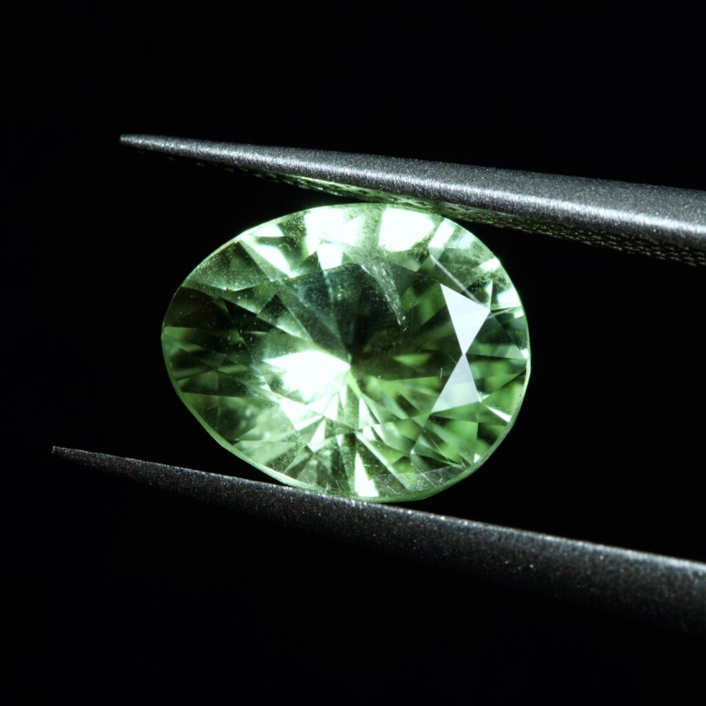 Facettierter Peridot im Eierschliff