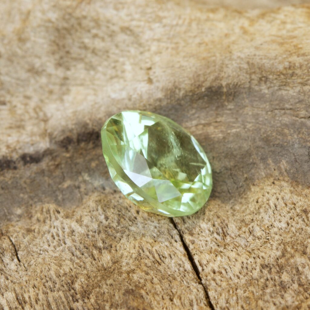 Facettierter Peridot im Eierschliff