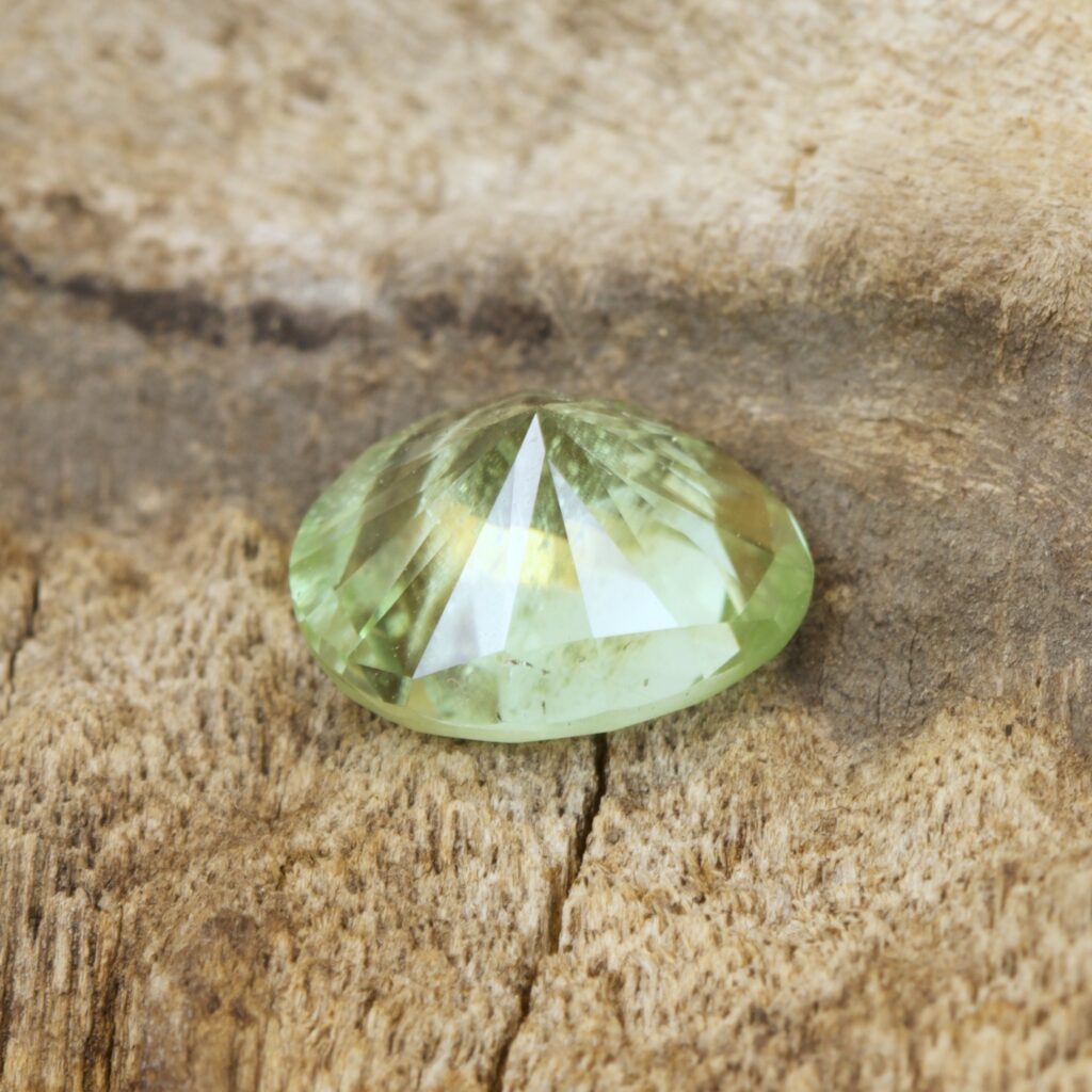 Facettierter Peridot im Eierschliff